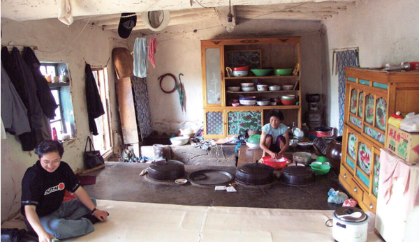 연변조선족 자치주 무주촌의 조선족 구들방내부 전경. 부엌과 방이 한공간으로 되어있는데그곳 사람들은 정지 혹은 정주간이라 부른다.