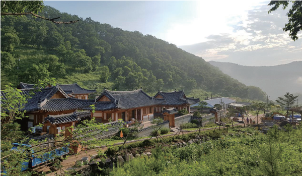 최근에 들어선 연변 도문시 강녕촌 한옥마을 연변과학기술대학 윤희상 교수가 설계하고 구들은 필자가 설계 시공하였다.