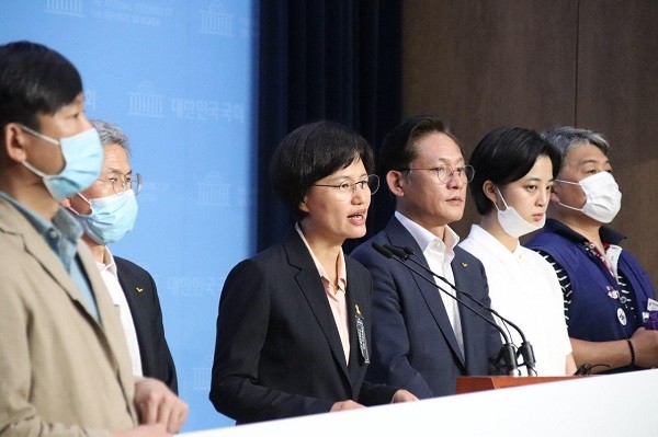 강은미 의원이 11일 중대재해기업처벌법을 발의하고, 기자회견을 열어 입법취지를 설명하고 있다. (사진=강은미 의원실)