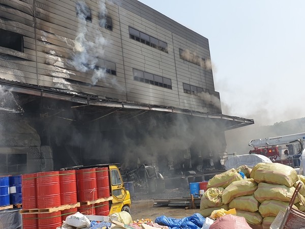 지난 4월 29일, 이천 물류센터 신축공사현장에 화재가 일어나 38명이 사망하고 12명이 부상을 입는 사고가 발생했다. (사진=경기도소방재난본부)