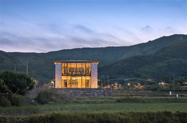 울산대학교 건축학부 김범관 교수가 자연 변화에 따라 건축물 색상이 변하는 환경 감응형 입체 패널을 개발했다. (사진=울산대학교)
