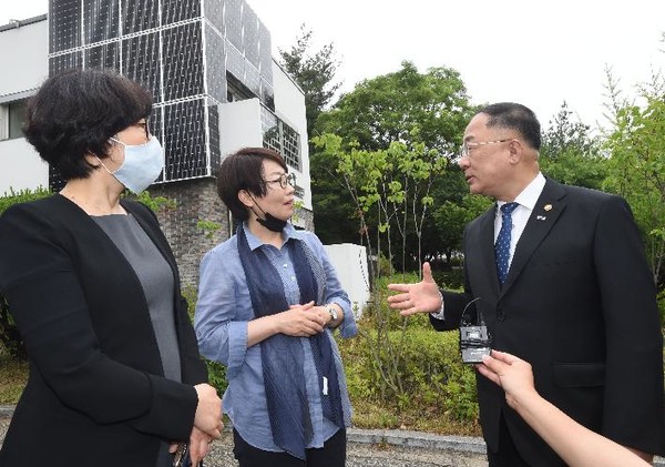 홍남기 부총리가 그린뉴딜 첫 현장방문으로 에너지제로 주택단지인 노원 이지하우스를 방문했다. (사진=기획재정부) 
