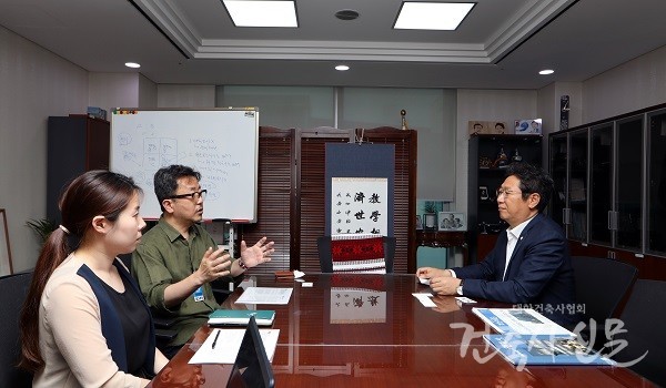 황희 의원이 지난 7월 8일 국회의원회관에서 본지와 인터뷰를 가졌다. (사진=대한건축사협회 건축사신문)