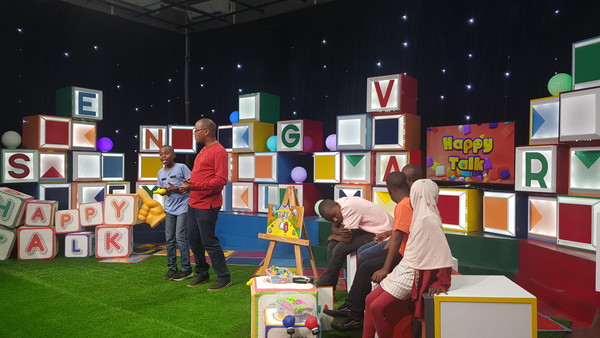 탄자니아 현지 교사들이 한 교육방송에서 강의를 하고 있다. 이는 잔지바르 공영방송사(ZBC), 케이블 방송사(ZCTV), 지역 라디오 채널(Coconut FM) 등에 송출된다. 제공=SBS