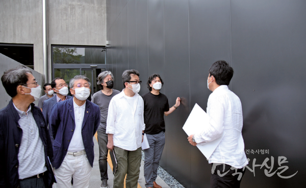 2020 한국건축문화대상 심사위원들이 심사에 열중하고 있다. (사진=대한건축사협회 건축사신문)