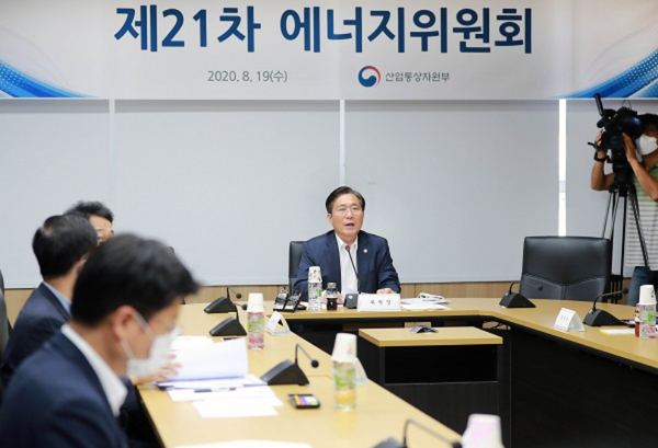 지난 8월 19일 정부세종청사 산업부 영상회의실에서 열린 ‘제21차 에너지위원회’에서 성윤모 산업통상자원부 장관이 인사말을 하고 있다. (사진=산업통상자원부)