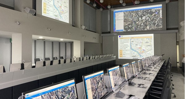 서울시는 돈의문박물관마을 내 서울도시건축센터 1층에 스마트회의시스템을 구축한 ‘서울 도시‧건축 열린 회의실’을 마련하고 9월 2일부터 운영을 시작했다. 회의실은 280.4제곱미터, 총 33석 규모이며, 각 자리마다 모니터와 스마트보드 등 스마트 장비가 비치돼 있다. 사진은 ‘서울 도시‧건축 열린 회의실’ 내부. 자료=서울시.