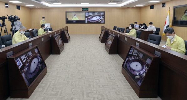 9월 9일 정부세종청사에서 유은혜 사회부총리 겸 교육부장관 주재로 ‘제15차 사회관계장관회의’가 개최됐다. 안건으로는 ‘디지털 기반 고등교육 혁신 지원방안’, ‘코로나 일상 속 비대면 예술 지원방안’, ‘청탁금지법 개정 추진’ 등이 논의됐다.(사진=교육부)