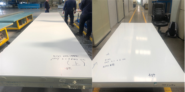 KPX케미칼에서 친환경 폴리올을 이용하여 1m x 6m x 100T(좌) 및 1m x 2m x 50T(우) 크기의 샌드위치 판넬 형태의 건축 단열재를 제조했다. (사진=한국화학연구원)