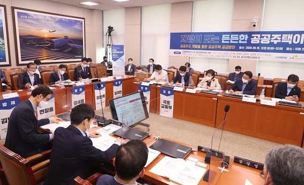 LH는 15일 오전 10시 국회에서 ‘공공이 주도하는 공공주택 공급방안 마련’을 위한 토론회를 개최했다. (사진=LH)