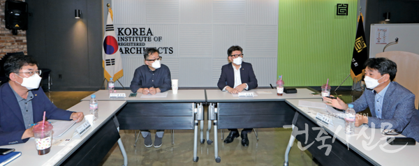 9월 21일 대한건축사협회 건축사회관 김순하홀에서 ‘전국 건축사신문 편집국장 좌담회’가 개최됐다. 좌측부터 김병주 건축사뉴스 편집국장(아이디 건축사사무소), 홍성용 대한건축사신문 편집국장(건축사사무소 NCS lab), 추동엽 건축사신문 편집국장(주.씨앤에이 건축사사무소), 박종호 건축문화사랑 편집국장(유민 건축사사무소). (c)장영호 기자_대한건축사협회 건축사신문.