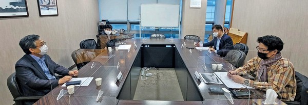 김항년 건축사교육원장(왼쪽부터), 서민원 건축사, 김재록 건축사협회 부회장, 김지한 건축사교육원 운영위원이 ‘건축사 자격시험 출제경향 및 평가, 개선방향'에 대해 의견을 나누고 있다.