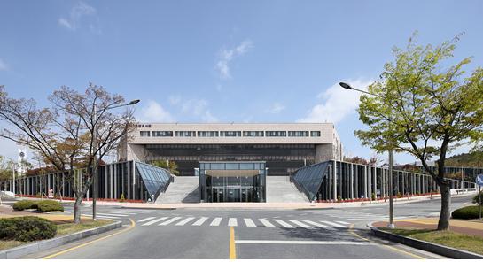제22회 대전광역시 건축상 은상 수상작인 충남대학교 학술정보관.