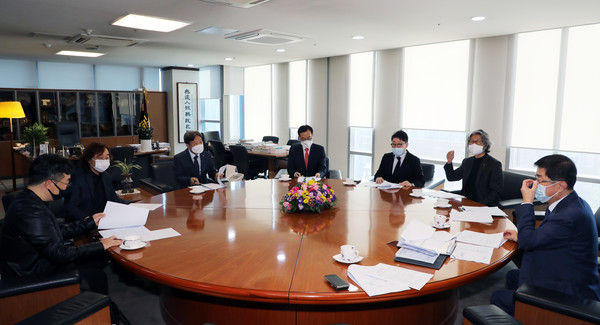 10월 26일 건축사회관에서 대한건축사협회·한국건축가협회·대한건축학회 3곳 단체장이 참석한 가운데 서울도시건축비엔날레 발기인 대회가 열렸다. (왼쪽부터) 사진은 우의정 한국건축가협회 기획위원장, 박제유 한국건축가협회장, 석정훈 대한건축사협회장, 박성준 대한건축사협회 특임부회장, 강부성 대한건축학회장, 한동욱 대한건축학회 부회장.