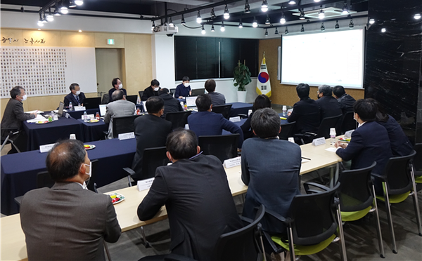 대구광역시건축사회가 운영 중인 '건축물 안전 및 성능향상 자문제도'의 운영과 자문위원회 설계도서 검토과정 참관을 위해 11월 4일 부산광역시건축사회에서 방문했다. (c)대구광역시건축사회