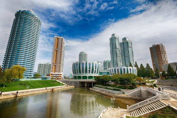 초고층빌딩들이 즐비한 평양 여명거리 (사진=shutterstock)
