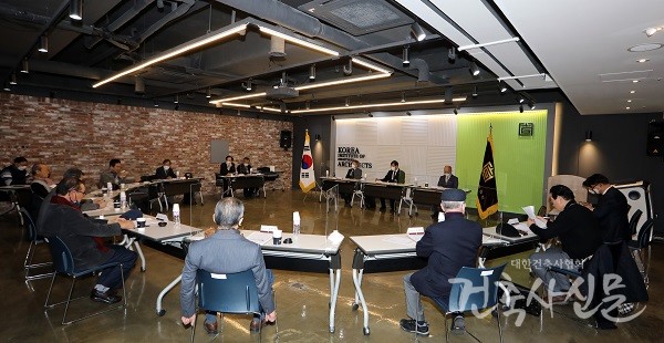지난 11월 26일 건축사회관 김순하홀에서 제33대 회장선거 예비후보자와 명예회장과의 간담회가 개최됐다(사진=대한건축사협회 건축사신문)