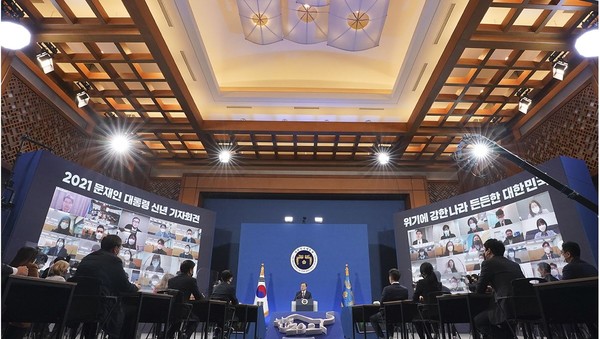 문재인 대통령이 1월 18일 신년 기자회견에 임하고 있다. (사진=청와대)