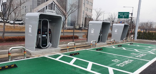 강남구청이 관내 율현공원(밤고개로21길) 인근 공영주차장에 설치한 ‘전기차 충전소’ (사진=강남구청)
