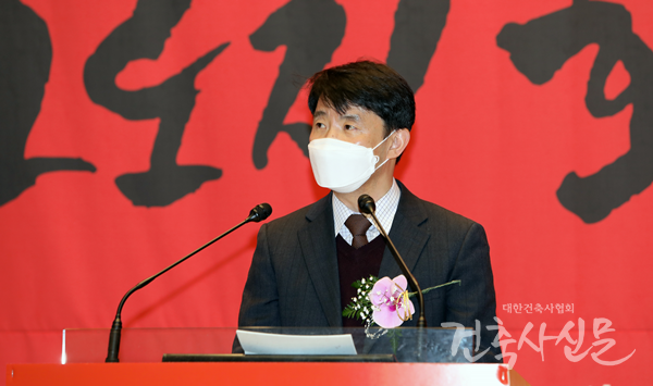 축사를 전하고 있는 엄정희 국토교통부 건축정책관