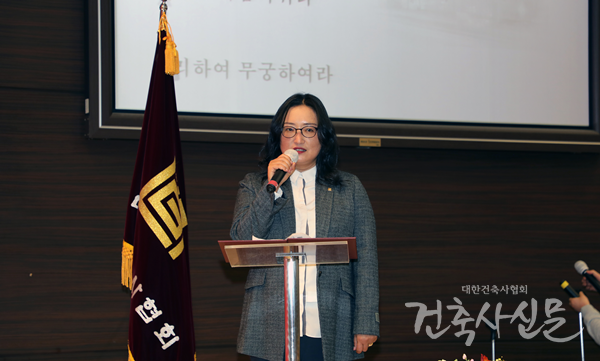 배미선 건축사가 이성우 건축사의 ‘아름다운 동행’ 축시를 낭독했다.