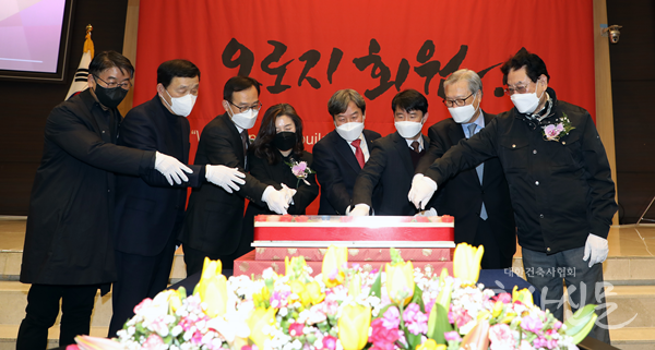 석정훈 회장과 취임식에 참석한 주요 귀빈들이 함께 시루떡을 커팅하고 있다.