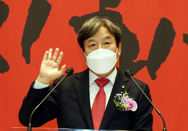 석정훈 제33대 대한건축사협회장이 취임선서를 하고 있다.