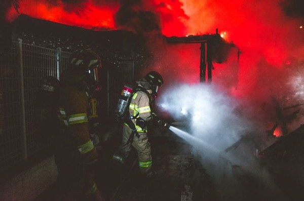 화재를 진압하는 소방관 (사진=경상남도)