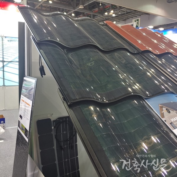 그린뉴딜관에는 BIPV 등 액티브기술 등이 대거 선보였다.