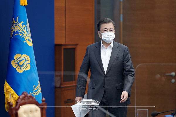 3월 22일 청와대 여민관에서 열린 수석·보좌관 회의를 주재하기 위해 입장하는 문재인 대통령 (사진=청와대)