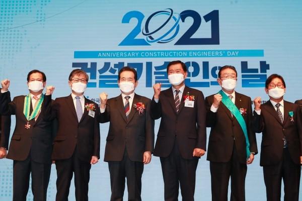 오봉석 종합건축사사무소동일건축 대표 건축사(오른쪽 끝에서 두 번째)가 정세균 국무총리(왼쪽에서 세 번째), 변창흠 국토교통부 장관(왼쪽에서 두 번째) 등과 함께 포즈를 취하고 있다. (사진=국토교통부)