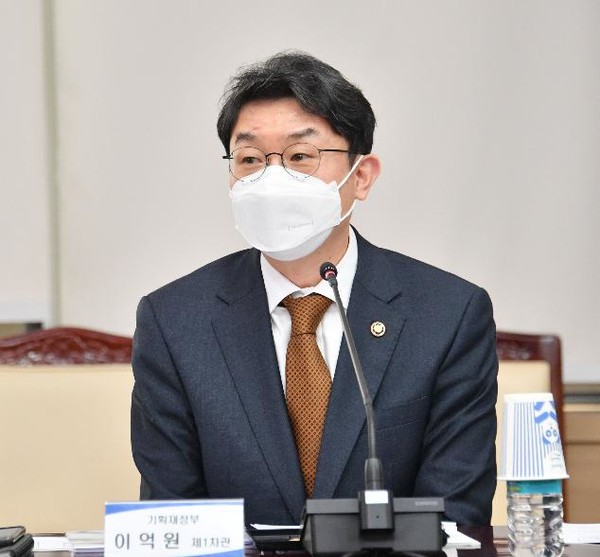 이억원 차관이 당분간 국내 철강 공급의 불확실성이 존재할 수 있다고 언급했다. (사진=기획재정부)