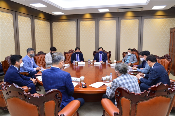 서울시의회 도시계획관리위원 위원장단은 서울특별시건축사회 회장단과 간담회를 개최했다. (사진=서울특별시의회)