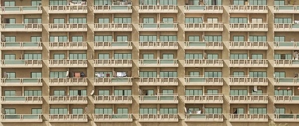 국토부는 공동주택의 에너지성능기준을 현행 건축물 에너지효율등급 1등급 이상 수준에서 1+ 이상 수준으로 올리는 내용을 담은 ‘에너지절약형 친환경주택의 건설기준’ 개정안을 6월 3일 고시했다. 개정안은 7월 1일부터 시행된다.