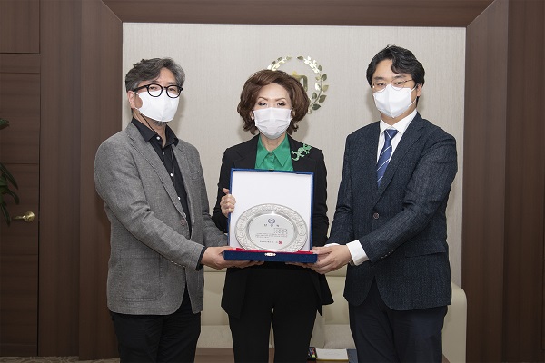 시상식 장면. 좌측부터 (주)신한종합건축사사무소 김상훈 건축사, 이진숙 충남대학교 총장, 그리드에이건축사사무소 박정연 건축사