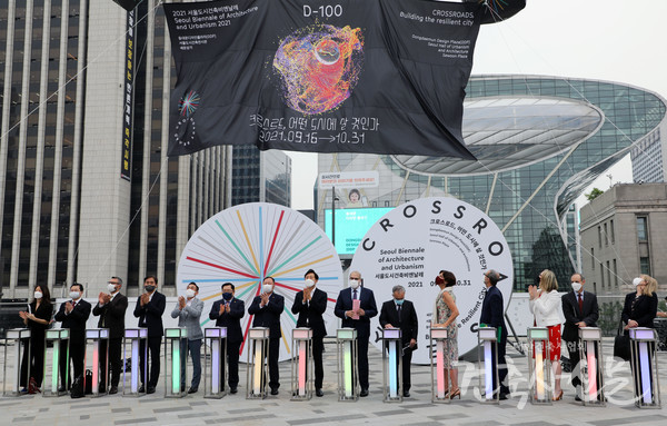 6월 8일, 서울도시건축전시관 서울마루에서 ‘2021 서울도시건축비엔날레’ D-100일을 기념하는 제막식이 열렸다.