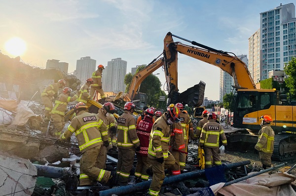 6월 9일 발생한 건축물 붕괴사고 현장에서 소방당국의 구조작업이 펼쳐지고 있다. (사진=광주광역시 소방안전본부)