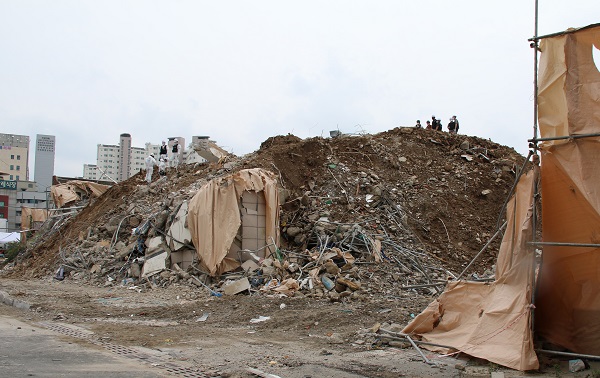 6월 9일 발생한 광주 동구 건물 붕괴 사고 현장에서 현장 감식이 이뤄지고 있다. (사진=광주광역시건축사회)