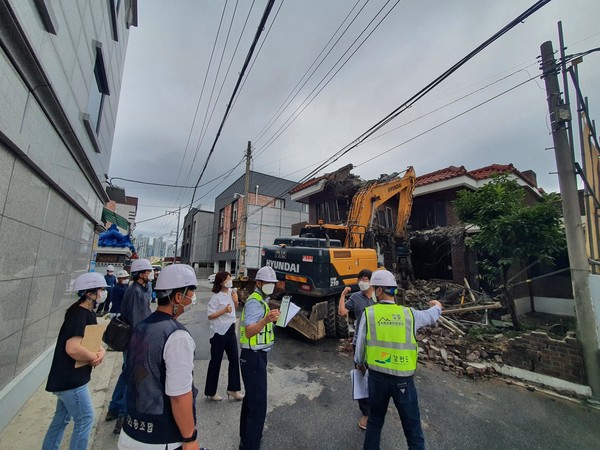 강원도 춘천시 해체공사장 안전점검 모습(사진=강원도)