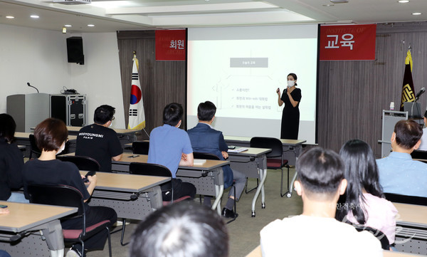 지난 6월 25일 건축사회관 3층 국제회의실에서 대한건축사협회 ‘제3회 직원 친절교육’이 진행됐다.