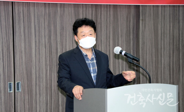 한창섭 대한건축사협회 상근부회장이 교육에 앞서 인사말을 하고 있다.