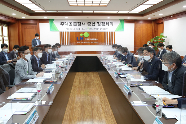 김현준 LH 사장이 주택공급대책에 대한 추진상황을 점검하고 있다. (사진=LH)