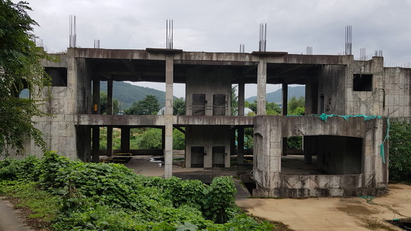 지난해 제6차 선도사업으로 선정된 전라북도 무주군 공사 중단 건축물(사진=국토교통부)
