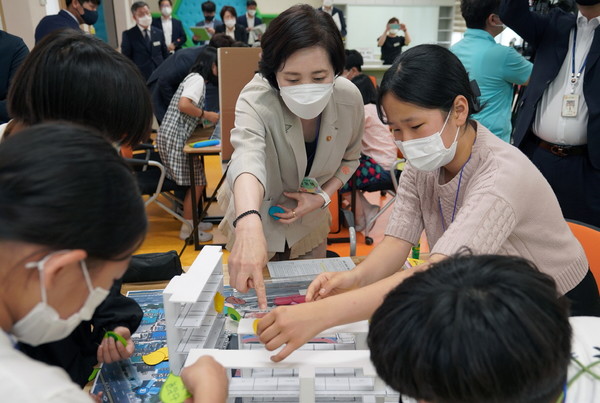 유은혜 사회부총리 겸 교육부장관은 7월 2일 목포용호초등학교를 방문해 그린스마트미래학교 추진 상황을 점검했다. (사진 교육부)