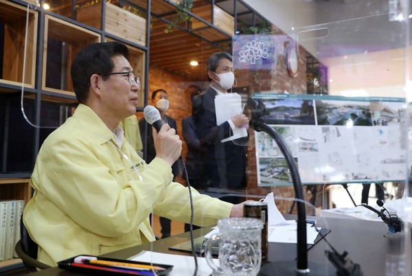 양승조 도지사가 설계공모 당선작을 발표하고 있다. (사진=충청남도)