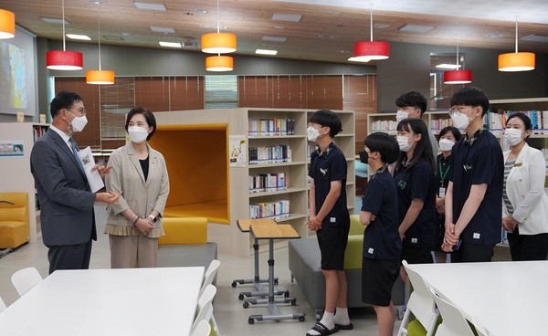 유은혜 부총리 겸 교육부 장관이 지난달 2일 ‘그린스마트 미래학교’인 충남 정산중학교를 방문했다. (사진=교육부)