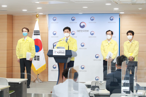 노형욱 국토교통부장관이 8월 10일 행정안전부 등 관계 부처가 합동으로 마련한 ‘해체공사 안전 강화와 불법하도급 차단 방안’을 발표하고 있다. (사진=국토교통부) 