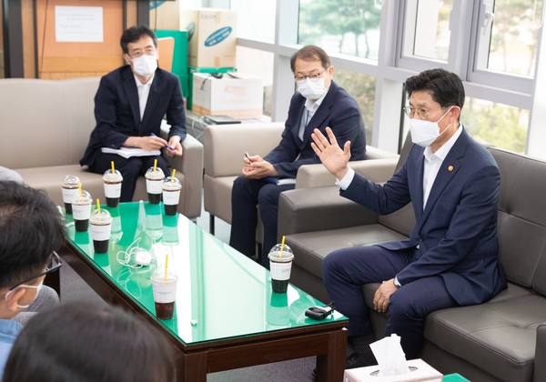 노형욱 국토교통부장관이 취임 100일을 앞둔 8월 19일 정부세종청사 기자실을 찾아 향후 정책 추진 방향 등에 대해 설명하고 있다. (사진=국토교통부)