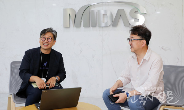 (좌)김기봉 마이다스아이티 국내사업그룹장, (우)홍성용 대한건축사협회 편집국장