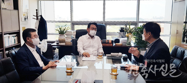 대한건축사협회는 8월 30일 김교흥 국토교통위원과 간담회를 가졌다.